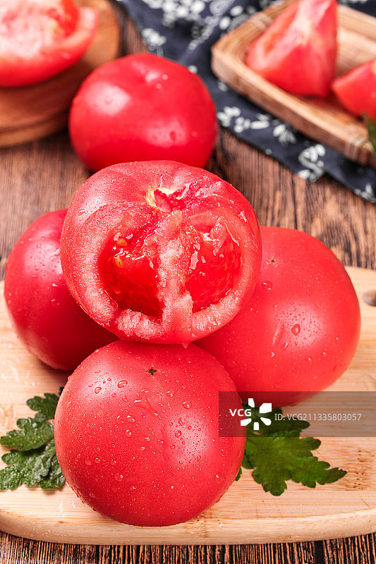 木底上放着沙瓤西红柿图片素材