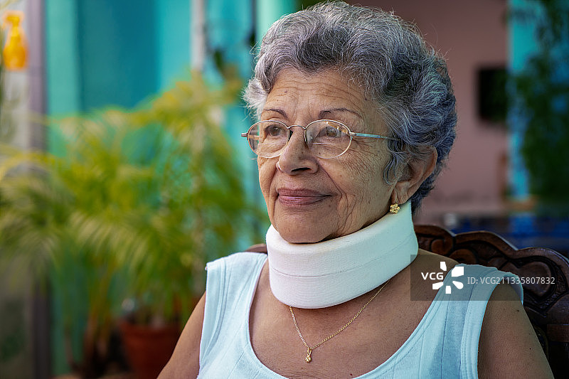 特写妇女戴眼镜，圣克拉拉，古巴图片素材