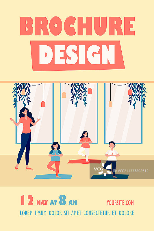 孩子们在课堂上快乐地练习瑜伽图片素材