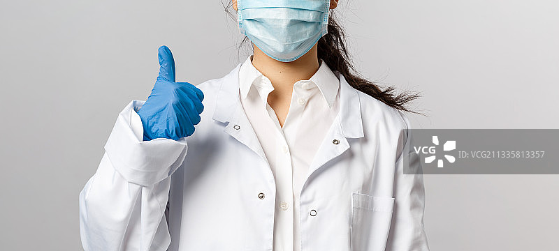 女医生在灰色背景下手势讲解图片素材