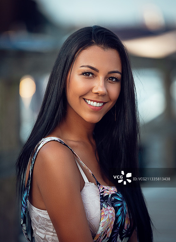 微笑的年轻女子肖像，丹麦科灵图片素材