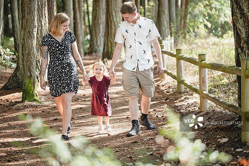 父母牵手与女儿同行，美国华盛顿州波尔斯波，基萨普纪念州立公园图片素材