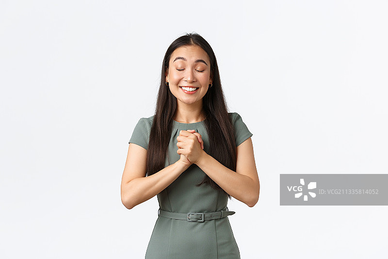 在白色背景上经营小企业的微笑年轻女子图片素材