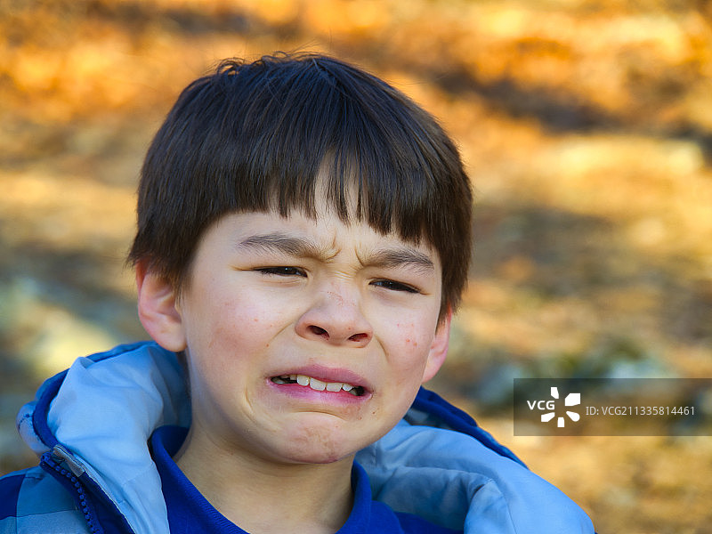 男孩站在田野上哭泣的特写图片素材