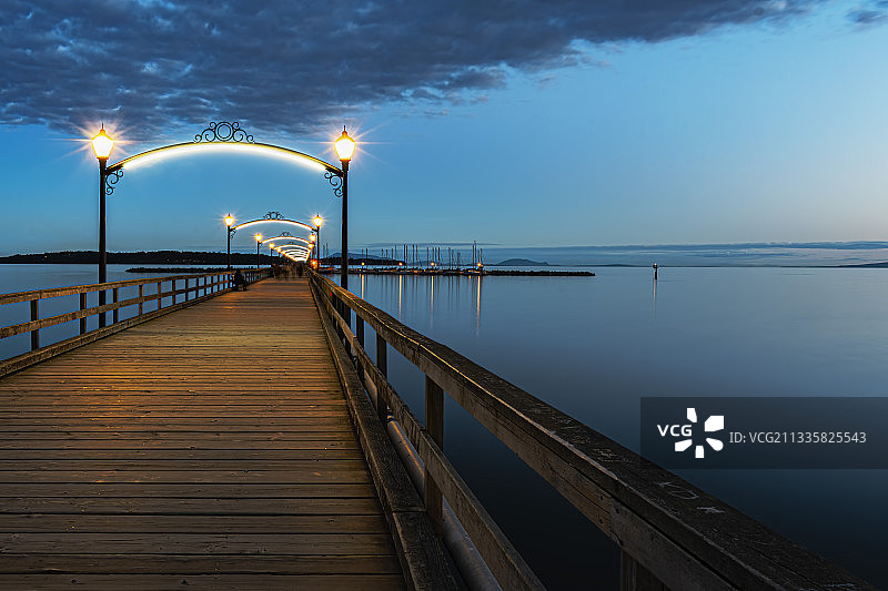 入夜的栈桥图片素材