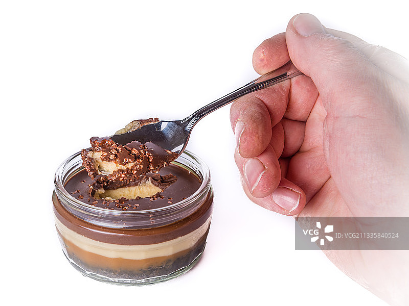 手持甜点勺子图片，白色背景图片素材