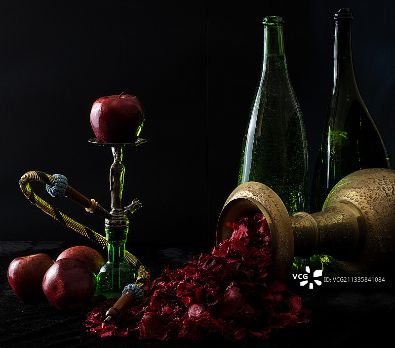 黑色背景下桌子上带有葡萄和葡萄的葡萄酒瓶特写图片素材