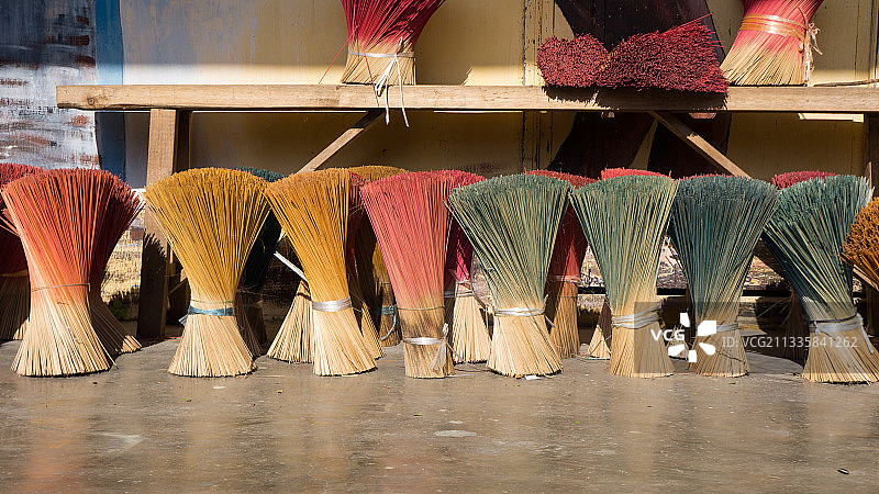 越南一排彩色稻草捆的特写图片素材