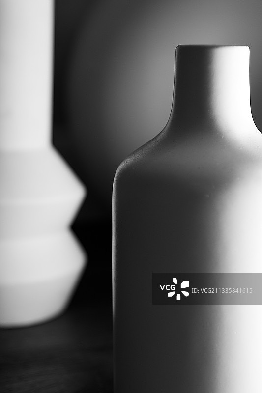 桌子上的瓶子特写图片素材