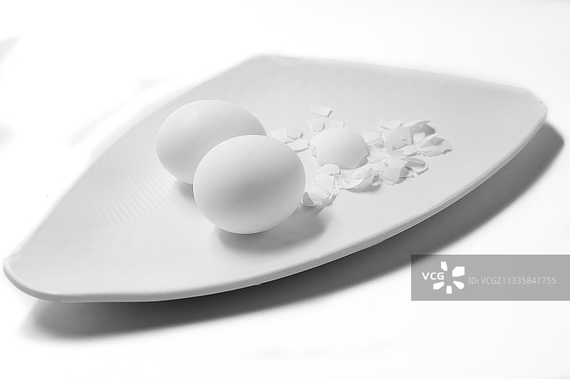 白色背景盘中鸡蛋特写，浦那，马哈拉施特拉邦，印度图片素材