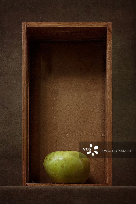 桌上盒子里的青苹果特写图片素材