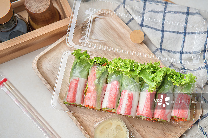 塑料容器中的新鲜春卷图片素材