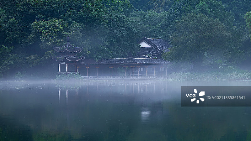 夏季雨后云雾缭绕的浴鹄湾羡鹄亭图片素材