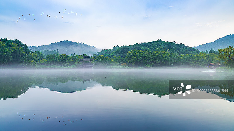 夏季雨后的杭州西湖浴鹄湾图片素材