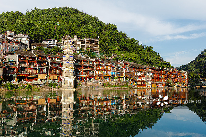 湘西网红旅游景点凤凰古城，古色古香的仿古吊脚楼倒映在水中图片素材