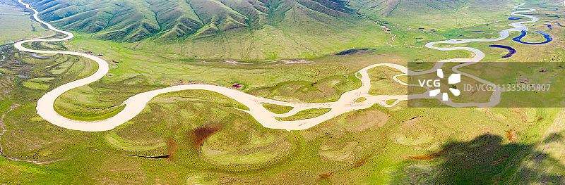 新疆巴州巴音布鲁克草原的河流图片素材