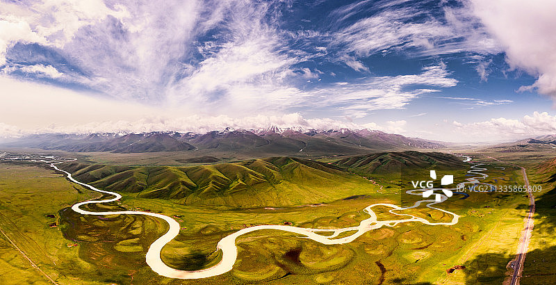 新疆巴州巴音布鲁克草原的河流图片素材