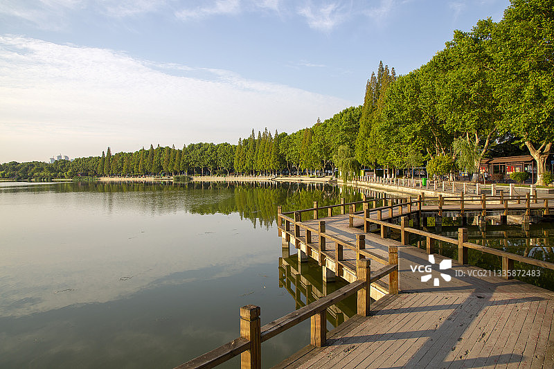 岸边的木栈道图片素材