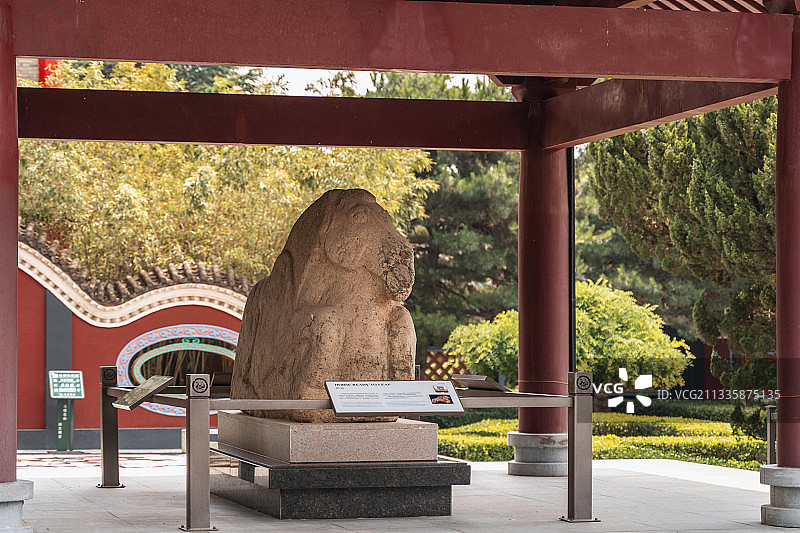 茂陵博物馆内霍去病墓前的卧马石雕图片素材