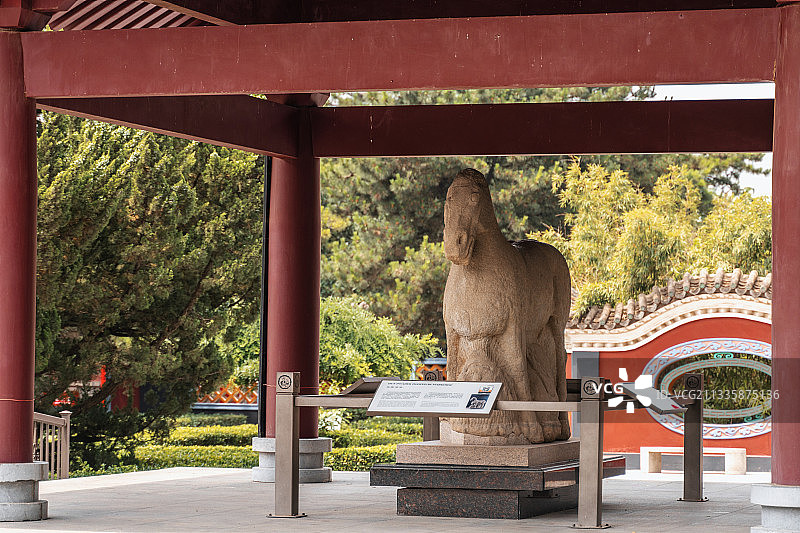 茂陵博物馆内霍去病墓前的马踏匈奴石雕图片素材