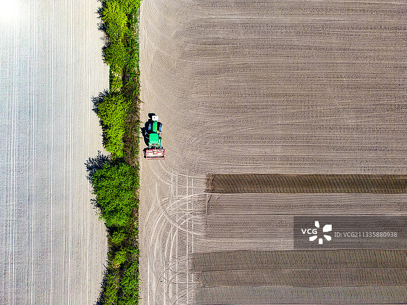 航拍农田中的拖拉机图片素材