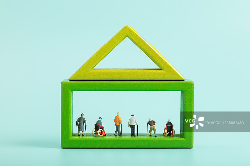 微缩创意保险积木房子养老金老人老有所依图片素材