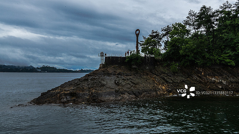 浮现   千岛湖之月光岛图片素材