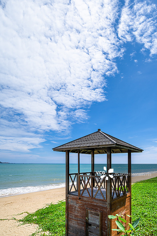 三亚湾东岛西岛海岸线海滩瞭望台救生台图片素材
