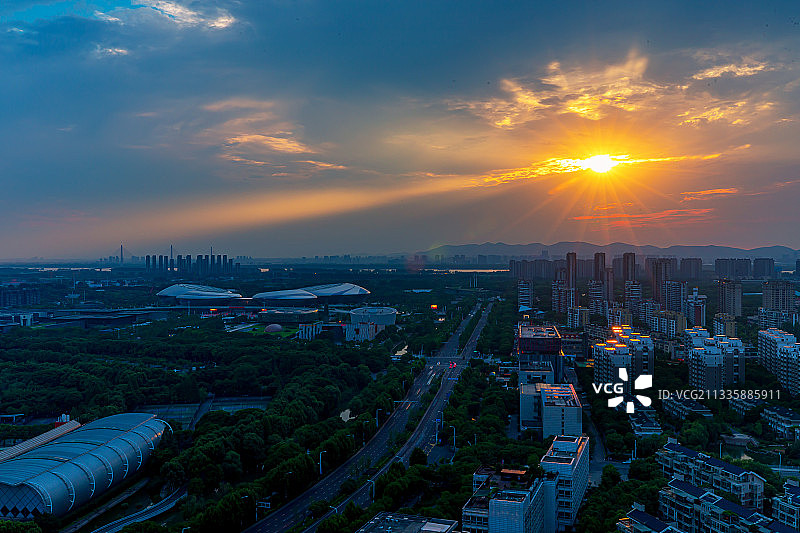 夏至拖尾的落日星芒图片素材