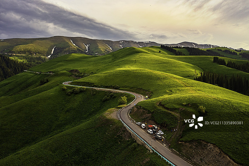 航拍夕阳下的独库公路图片素材