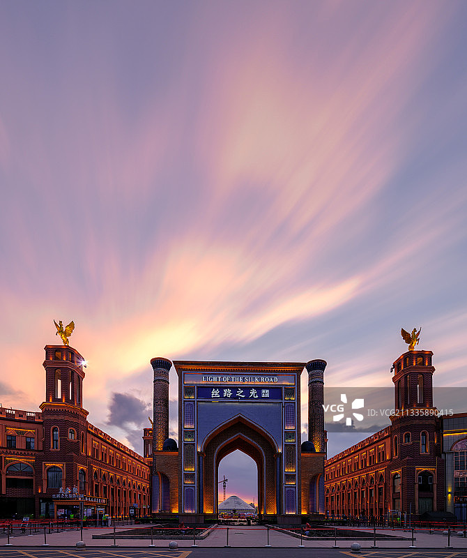 新疆伊宁丝路之光旅游小镇的晚霞图片素材