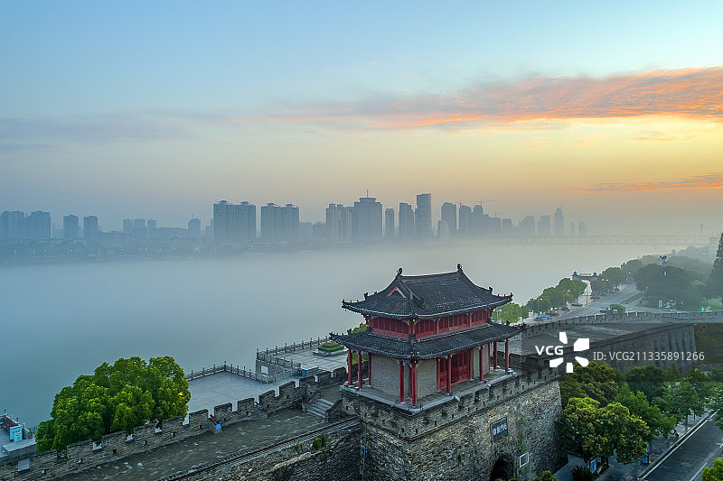 航拍襄阳古城临汉门城楼日出朝霞彩云城市风光图片素材