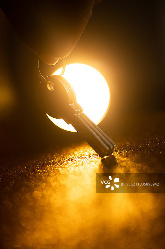 桌子上点亮的灯泡特写图片素材