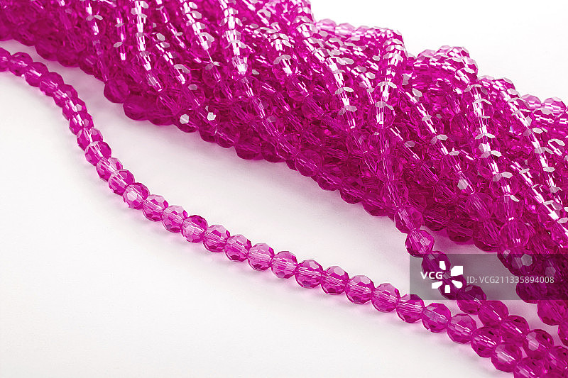 白色背景上的美丽粉色塑料珠图片素材