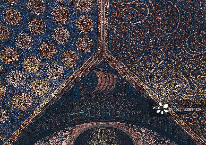 德国亚琛大教堂内部镶嵌画图片素材