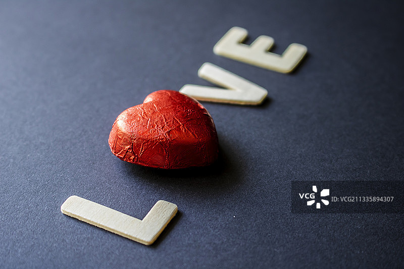 艾哈迈达巴德桌子上用巧克力拼写LOVE的文字俯视角度照片，印度图片素材