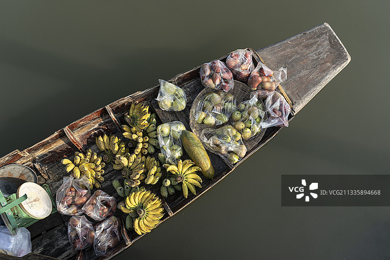 水上泰式商店，船上摆满水果图片素材