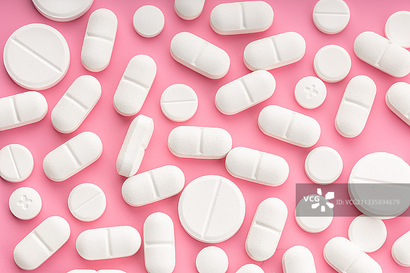 高角度拍摄桌子上的药品图片素材