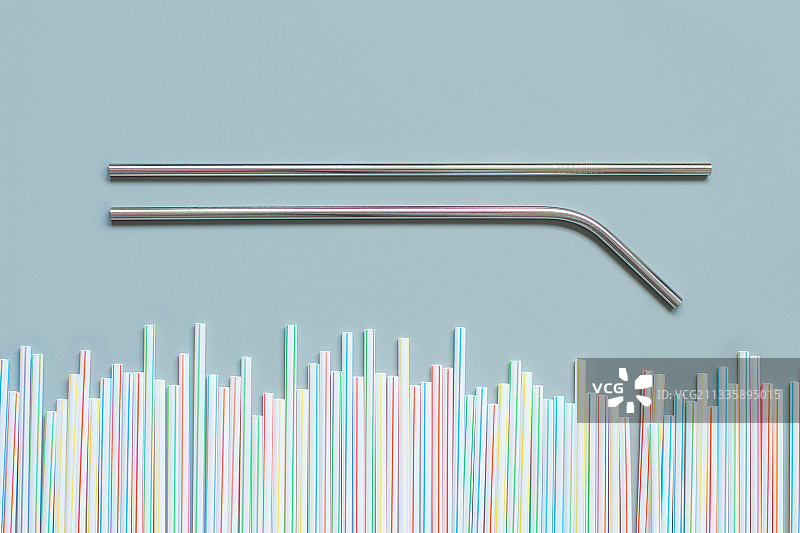 灰色背景上的金属与塑料吸管俯视图图片素材