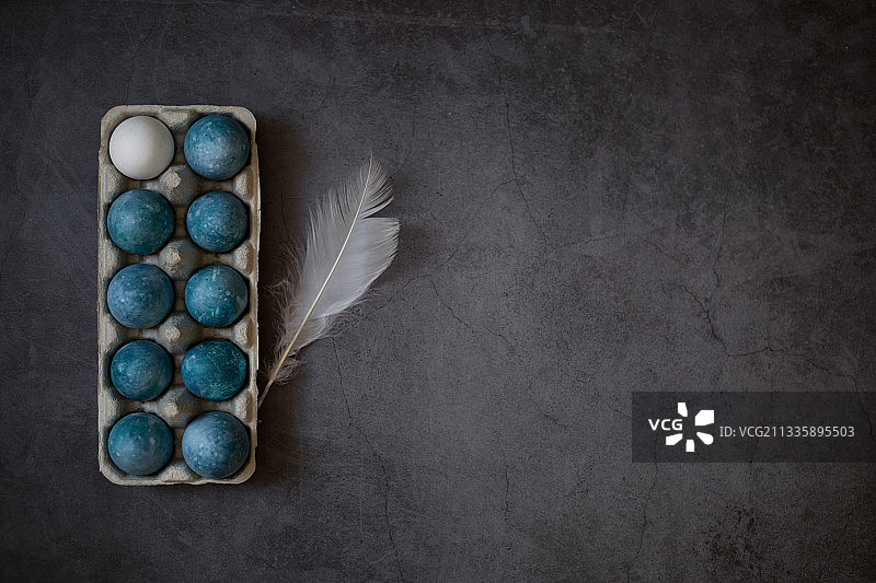 蓝色鸡蛋羽毛桌面高角度视图图片素材