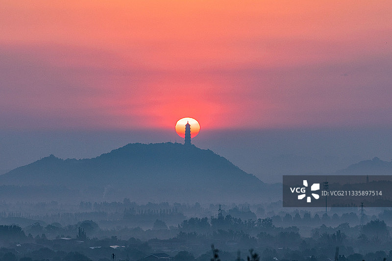 日出玉峰塔图片素材