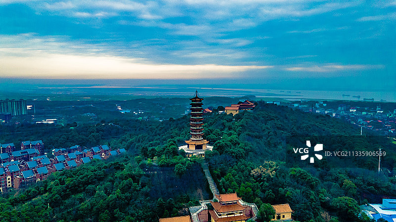 夕阳下的岳阳圣安寺图片素材