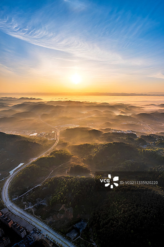 早上云雾中的群山图片素材