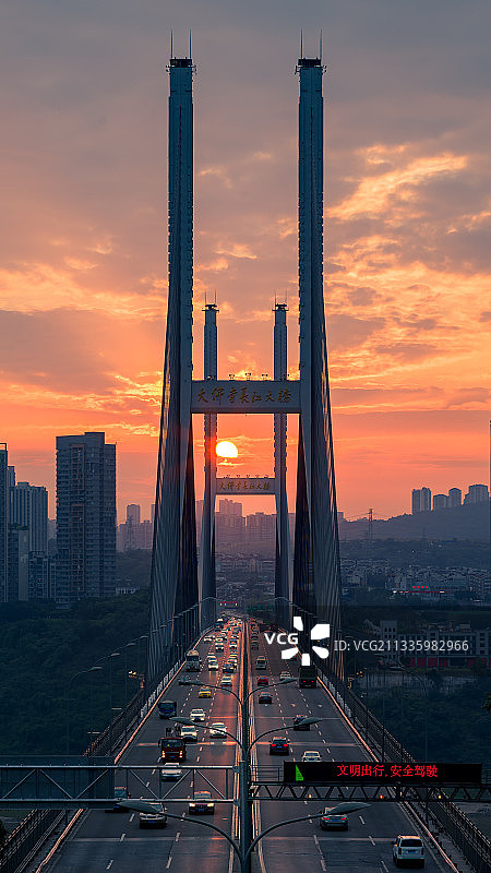 飞虹跨两岸，夕阳醉山城。大佛寺大桥。图片素材