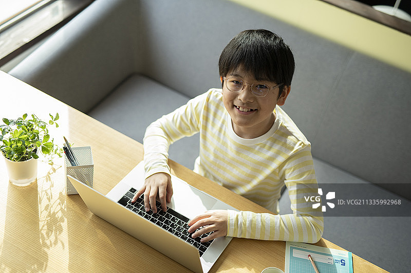 男孩用电脑学习图片素材