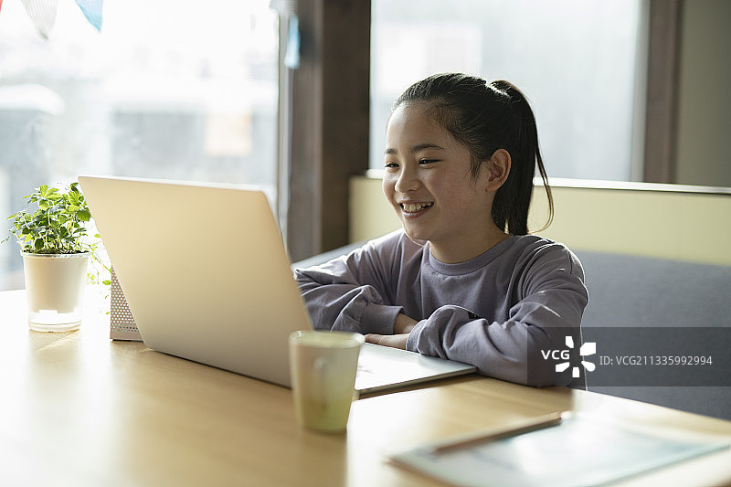 正在进行视频通话的女孩图片素材