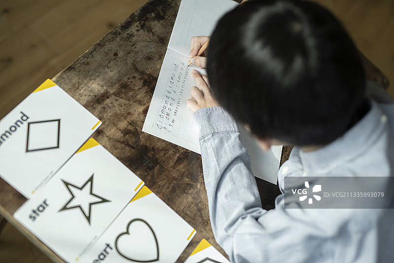 男孩抄写图片素材