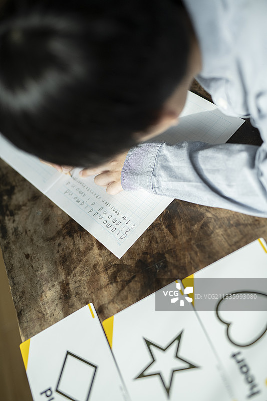 男孩抄写图片素材