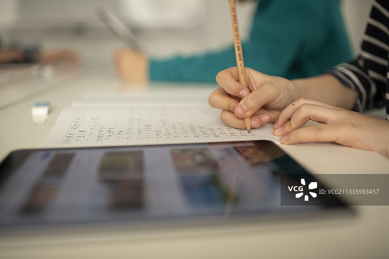 教育中的信息通信技术：女孩转录图片素材