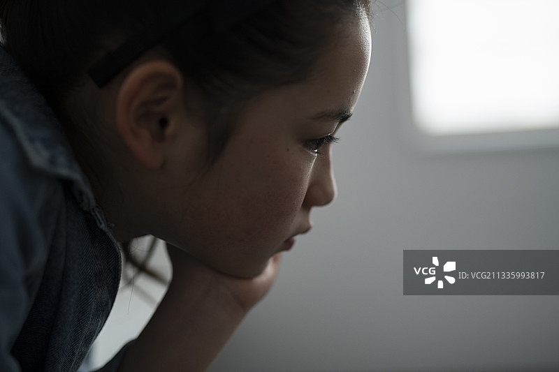 悲伤的女孩图片素材